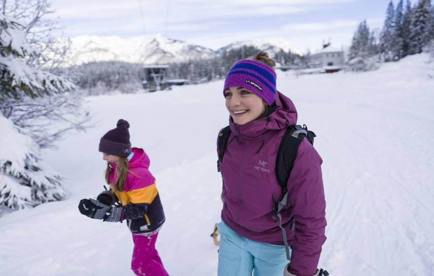 Frau und Kind spazieren im Schnee