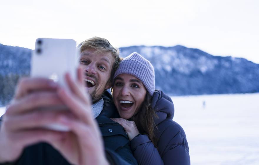 Mann und Frau machen ein Selfie am Eibsee