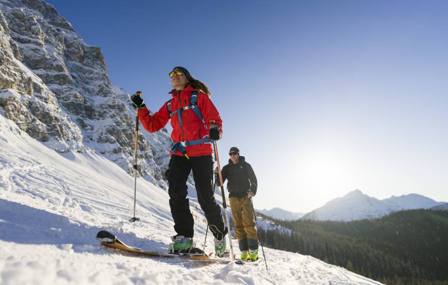 Mann und Frau beim Schneeschuhwandern auf der Zugspitze