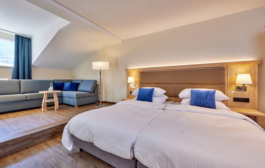 Doppelbett mit Couch im Eibsee Hotel