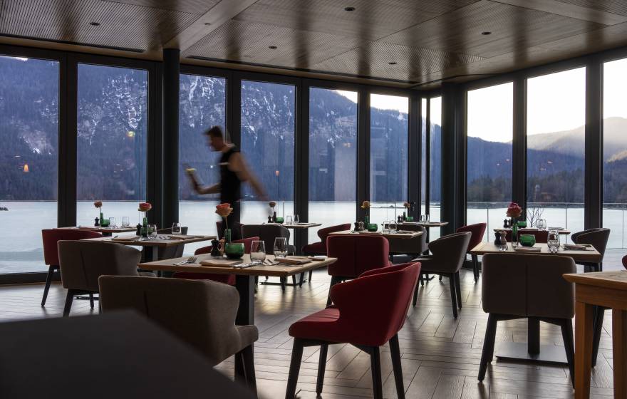 Restaurant mit Blick auf den Eibsee und Zugspitze