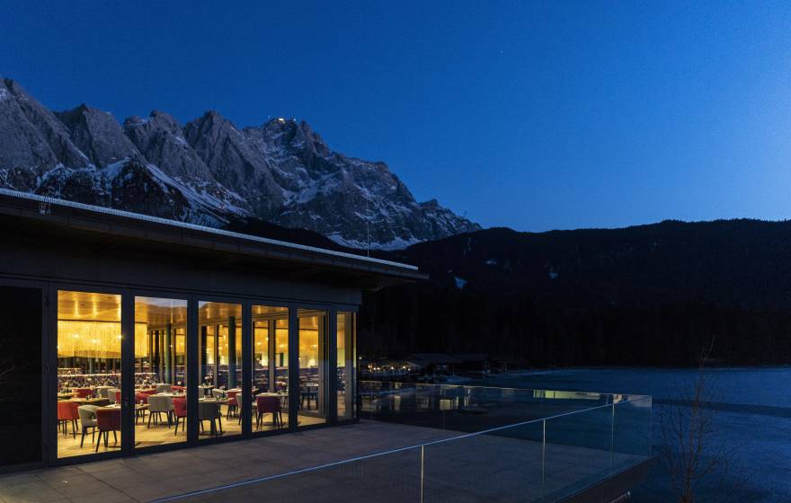 Hotel Restaurant bei Nacht vor der Zugspitze
