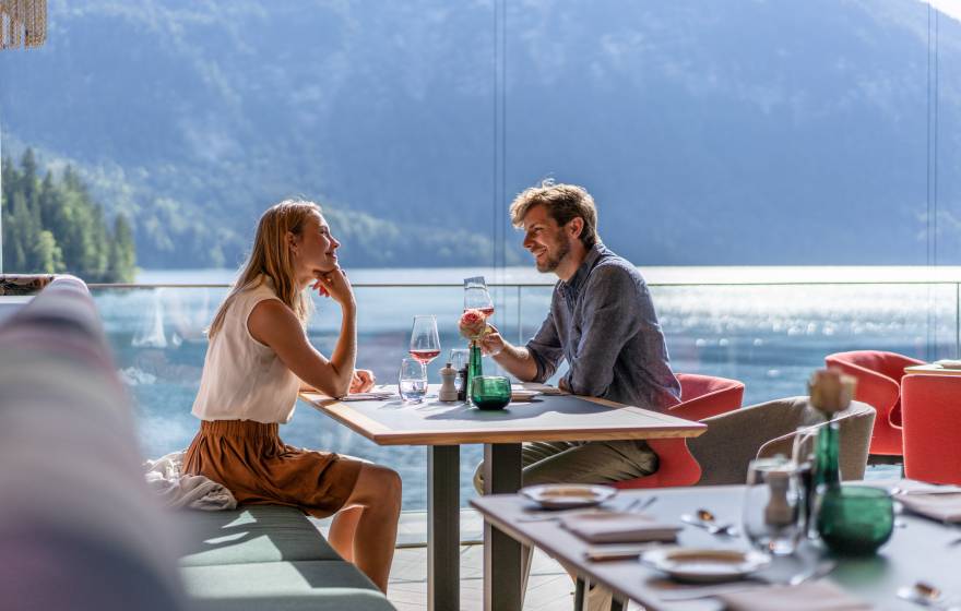 Paar trinkt Sekt im Restaurant am Eibsee