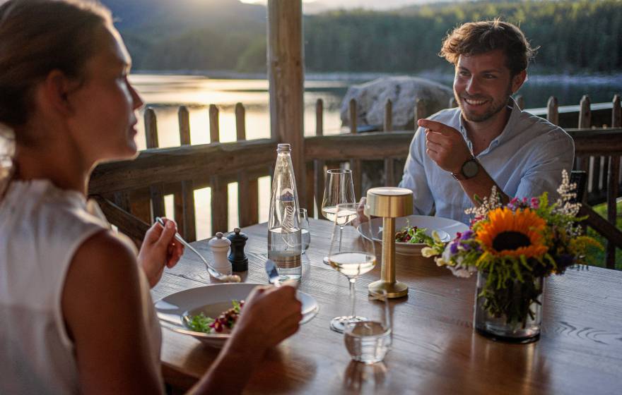 Paar beim Dinner am Eibsee