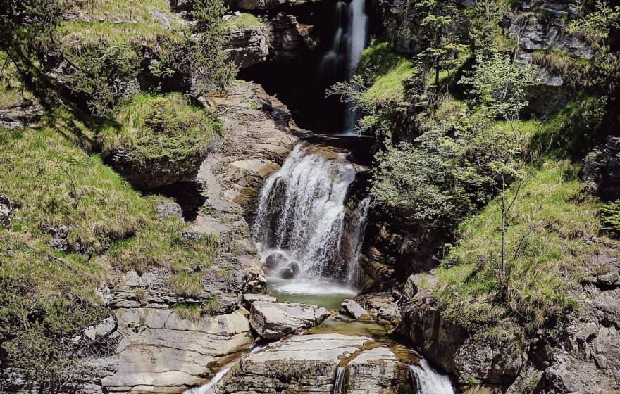 Walderlebnispfad mit Wasserfall