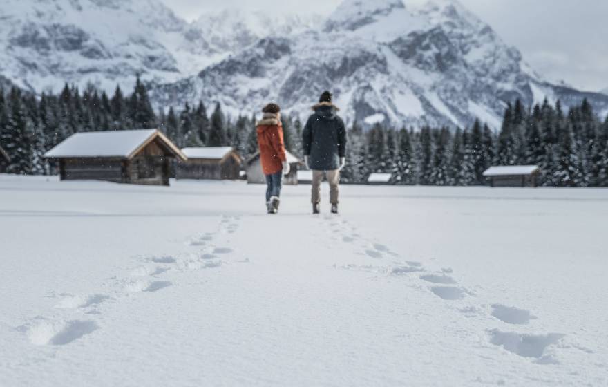 Paar läuft im Schnee an der Zugspitze