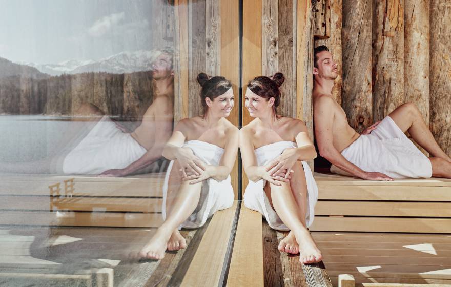 Mann und Frau in der Sauna mit Blick auf den Eibsee