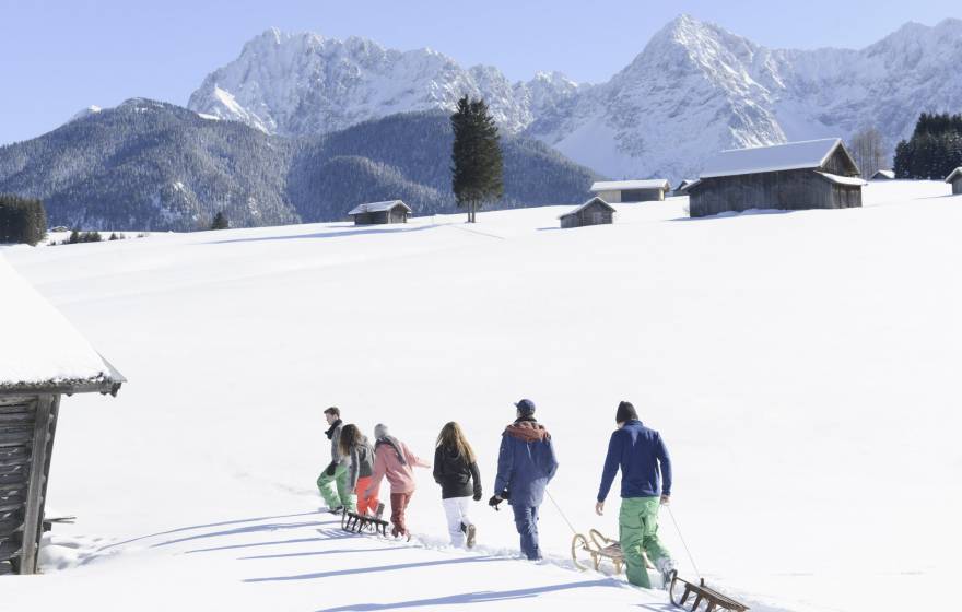 Familie zieht Schlitten im Schnee