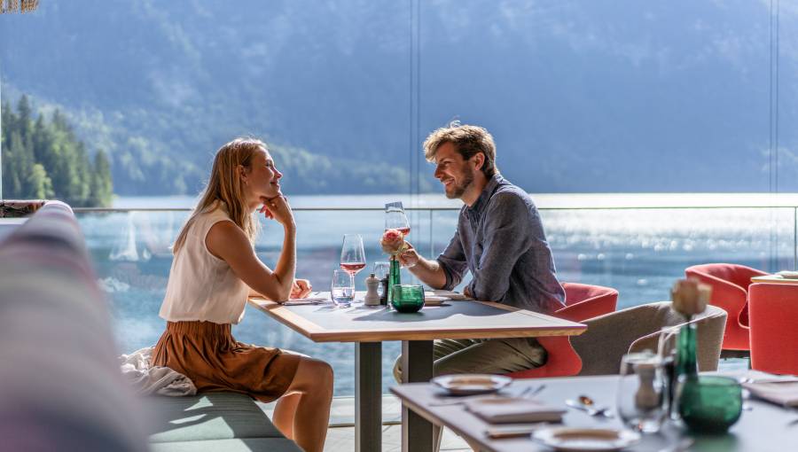 Paar sitzt im Restaurant am Eibsee