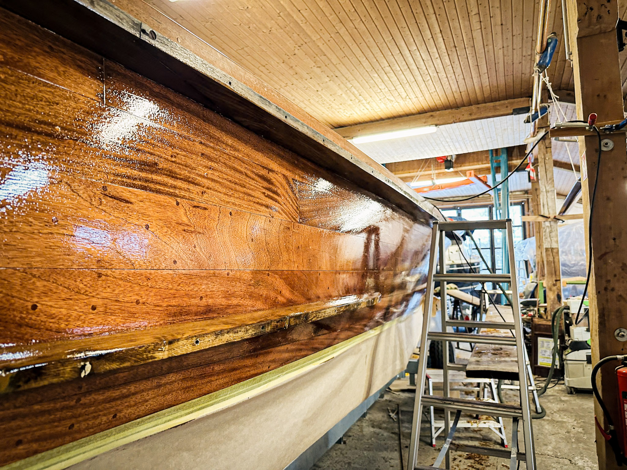 Holzboot steht in der Werft